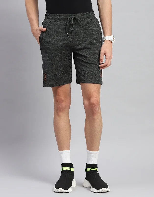 Men's Chino Shorts for Warm WeatherMen Olive Solid Regular Fit Bermuda