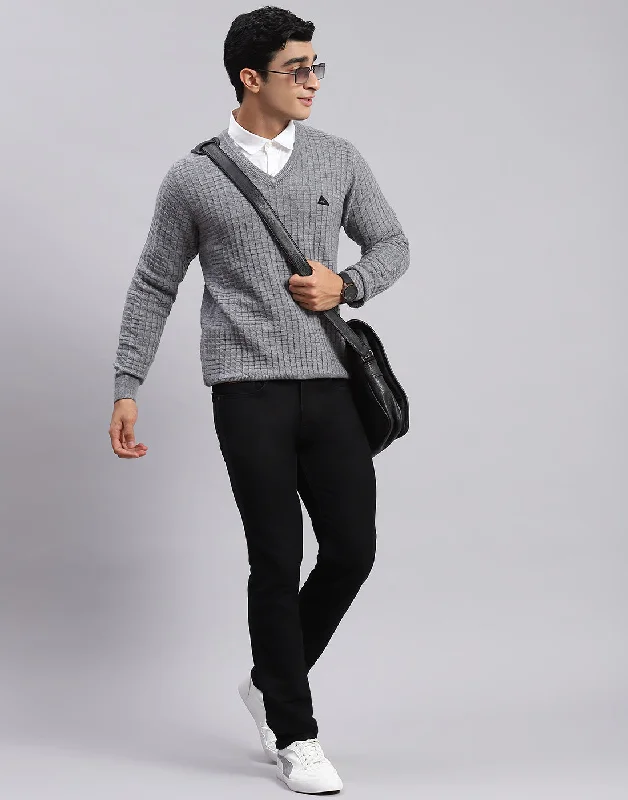 Men's Sweaters for Cold WeatherMen Grey Self Design V Neck Full Sleeve Sweaters/Pullovers